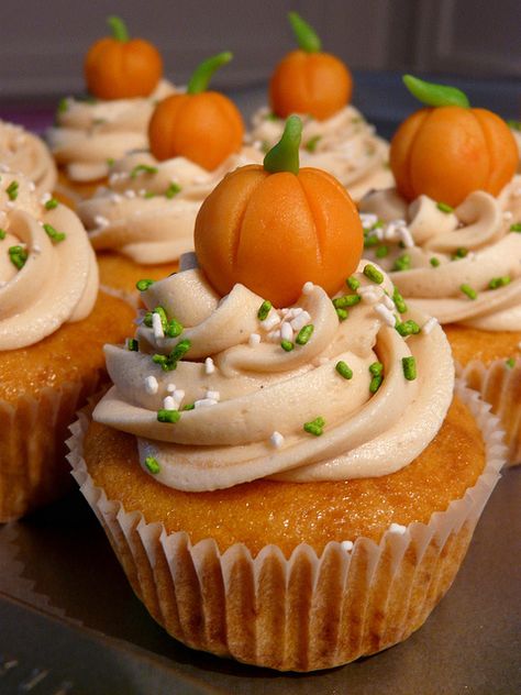 Veselý Halloween, Flori Fondant, Bolo Halloween, Fall Cupcakes, Cake Mini, Halloween Baking, Pumpkin Cupcakes, Pumpkin Spice Cupcakes, Halloween Desserts