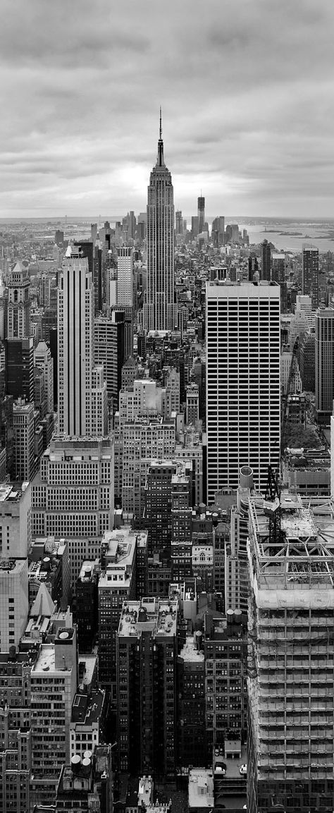 "Photographing the New York skyline" #leica Photographie New York, Photo New York, New York Wallpaper, I Love New York, Black And White Photo Wall, Fotografi Kota, York Wallpaper, Black And White Picture Wall, Wallpaper Disney