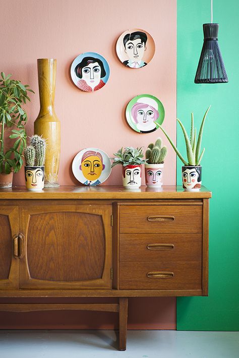 Decoracao com quadrinhos em forma de pratos com desenhos de rosto coloridos Estilo Kitsch, Diy Keramik, Vintage Console Table, Interior Design Per La Casa, Earth Element, Hemma Diy, Lounge Decor, Decor Guide, Retro Home Decor