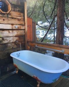 Backyard Bathtubs for Soaking Up the Great Outdoors - Outdoor Tubs Are the Most Country Thing You Never Knew You Needed Porch Bathtub, Outdoor Bathtub Ideas, Outdoor Bathtubs, Outdoor Bath House, Outdoor Tubs, Outdoor Clawfoot Tub, Outside Bathtub, Jacuzzi Bath, Outdoor Bathtub