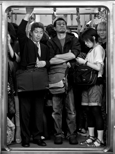 Yamanote Line, Crowded Room, Japan Culture, Rush Hour, Human Poses Reference, Foto Vintage, Japan Design, Kyoto Japan, Documentary Photography