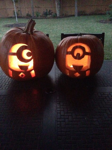 Minion pumpkins🎃 Pumpkin Carving Ideas Despicable Me, Minion Carving Pumpkin, Minion Jack O Lantern, Pumpkin Carving Ideas Stitch Easy, Minion Pumpkin Ideas, Minion Jack O Lantern Ideas, Minion Carved Pumpkin, Minion Pumkins Carving, Pumpkin Ideas Minion