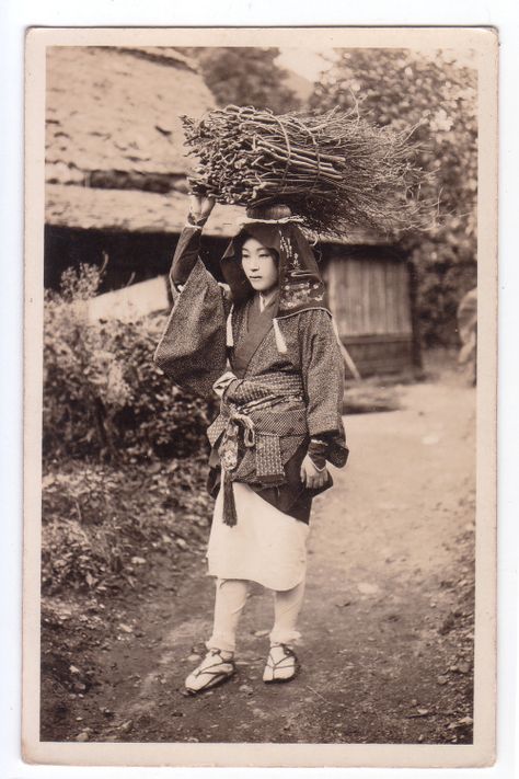 Wood Gathering Japanese History, Niigata, Japanese People, Nagasaki, Foto Vintage, Japanese Outfits, Vintage Japan, Hiroshima, White Photo