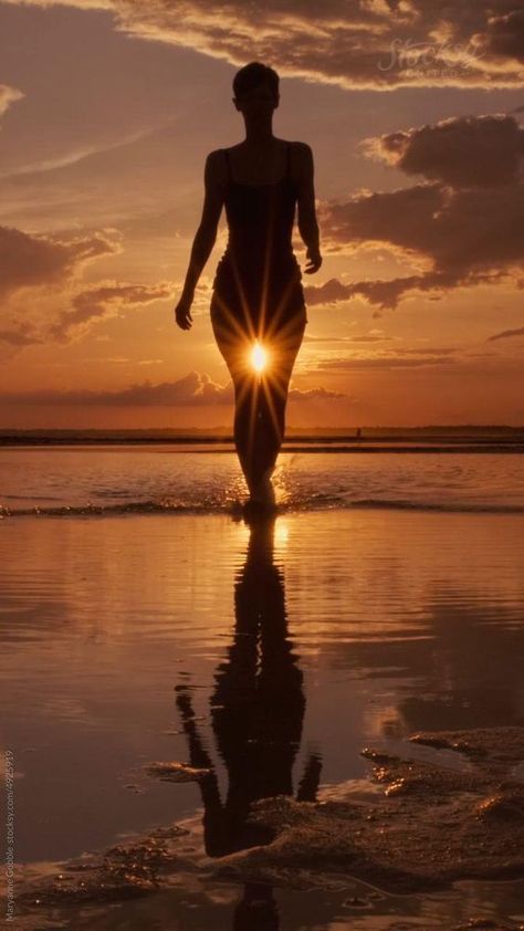 Silouette of woman walking on sunset beach with sun flare. #stocksy #beach #sunset #verticalvideo Fun Beach Pictures, Silhouette Of Woman, Woman On Beach, Summer Beach Pictures, Walking Women, Beach Video, Silhouette Photography, Sun Flare, Beach At Sunset