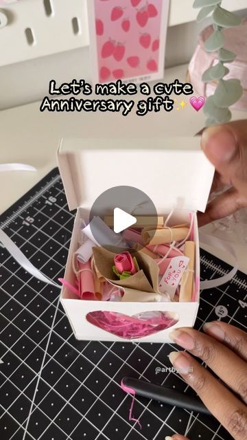 Grishma 🤍 | cute diys & gift ideas on Instagram: "Diy cute gift idea 🫧🤍💖tag your fav💎 Materials you’ll need to make it yourself - 300gsm paper for the box - scissors - glue -pens - colour papers & thread for the scrolls Stationery from @artikate.official #reels #diy #aesthetic #reelsinstagram #reelsvideo #reelsviral #reelkarofeelkaro #reelitfeelit #ａｅｓｔｈｅｔｉｃ #heartgram #lovegram #heart #friendship #birthdays #giftideas #cutegifts birthday gift ideas Friendship diy cute I love jar Pinterest aesthetic diy project card. #diygift #diygiftideas #diygifts asmr" Diy Christmas Gift For Friends, Friendship Anniversary Ideas, Best Friend Birthday Ideas, Cute Anniversary Gifts, Love Jar, Diy Projects Gifts, Cute Diy Projects, Aesthetic Diy, Diy Aesthetic