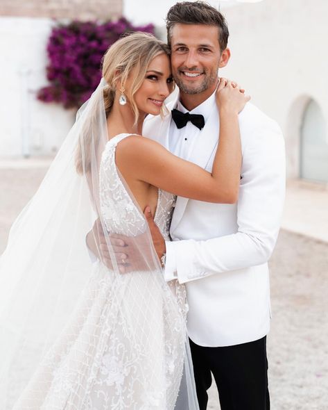 Our favourite wedding hairstyles with veils_Anna Heinrich wedding ponytail 1 Wedding Ponytail, Groom Pose, St Barths, Wedding Hairstyles With Veil, Occasion Dresses Wedding, Wedding Dress Fabrics, Wedding Updo, Lace Mermaid Wedding Dress, Headpiece Wedding