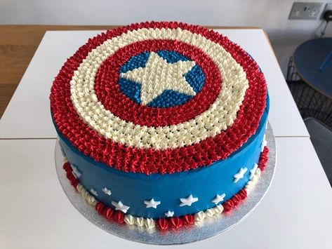 Captain America Cake for the Avenger Endgame fans! Hot Captain America, Captain America Mjolnir, Captain America Gif, Captain America Endgame, Captain America Cupcakes, Captain America Birthday Cake, Birthday Captain, Endgame Captain America, Captain America Birthday Party