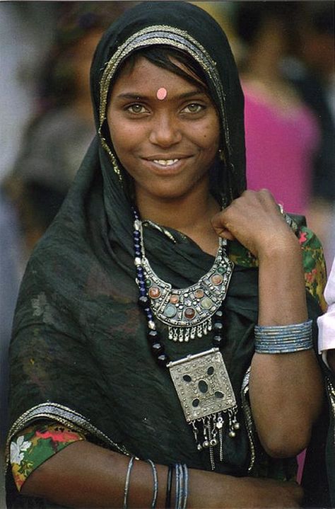 India | Woman from Rajasthan || Scanned postcard Indian People, India People, Indian Woman, We Are The World, Rajasthan India, South Asia, World Cultures, People Of The World, Interesting Faces