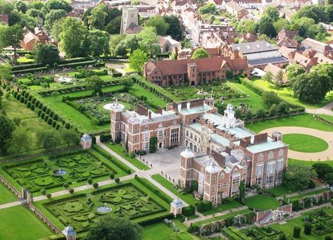 Hatfield House aerial shot Hatfield House, English Country Cottage, English Manor Houses, English Castles, Castles In England, English Manor, Chateau France, Marriott Hotels, French Cottage