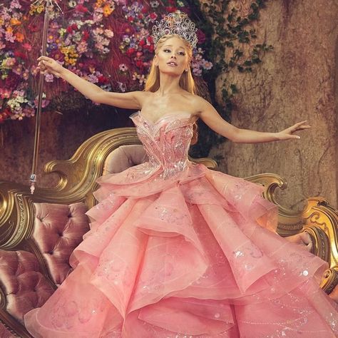 Glinda The Good Witch in a pink gown and tiara Glinda Aesthetic, Madame Morrible, Galinda Upland, Glinda Costume, Glinda Wicked, Wicked Glinda, Wicked Costumes, Best Halloween Movies, Elphaba And Glinda