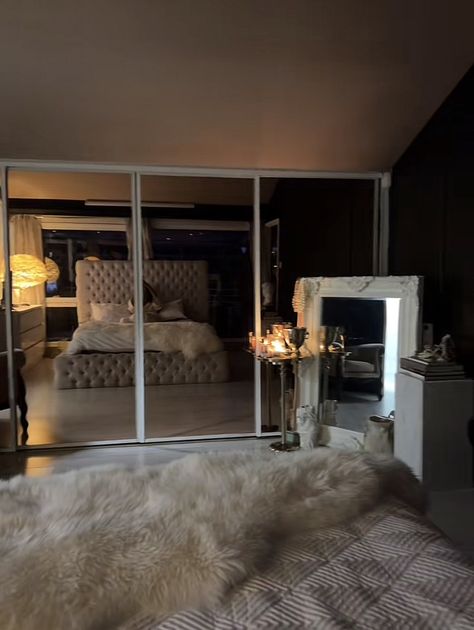 Bedroom Ideas For Big Rooms Women, Luxury Y2k Bedroom, Luxury Women Bedroom, Hollywood Aesthetic Bedroom, Bougie Aesthetic Room, Cute Master Room Ideas, Bedroom With Mirror Wall, Ceiling Mirror Above Bed, Dream Apartment Decor Bedroom