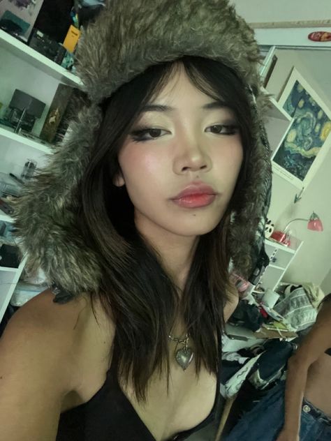 Fur Hat Outfit Street Style, Trapper Hat Outfit Y2k, Domo Ushanka, Ushanka Hat Outfit, Trapper Hat Aesthetic, Russian Hat Aesthetic, Russian Hat Outfit, Ushanka Outfit, Trapper Hat Outfit