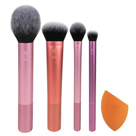 Los imprescindibles de todos los días.
Kit de brochas y esponja Everyday Real Techniques.
Set completo de herramientas para tu maquillaje diario: contiene esponja difumindora, brocha para polvos, brocha para rubor o contorno, brocha de precisión (multiusos) y brocha para sombras.
Incluye:
- RT 400 – Rubor: Cerdas cónicas, suaves y esponjosas. Difumina el rubor en polvo de manera uniforme para obtener un aspecto suave y natural
- Esponja Miracle Complexion: Esponja suave y flexible. Utilícela húmeda para un aspecto natural y luminoso o seca para una cobertura total
- RT 300 – Ojos: Cerdas cortas y densas. Difumine las sombras de manera uniforme en el pliegue del ojo
- RT 402 – Iluminador: Cerdas suaves y esponjosas. Ideal para aplicar polvo en la zona de las ojeras o el iluminador
- RT 200 Real Techniques Setting Brush, Essential Makeup Brushes, Real Techniques Brushes, Crease Brush, Travel Gift Set, Blusher Brush, Makeup Blending, Essentials Set, Makeup Blender