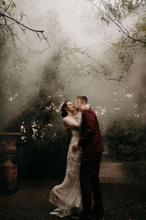 Moody Wedding Pictures, Classy Halloween Wedding, Wedding Venue Winter, Halloween Wedding Ideas, Lake Garda Wedding, Dark Romantic Wedding, Moody Wedding Photography, Wedding Ideas On A Budget, Classy Halloween