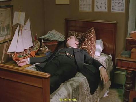 Tired Holmes, after a long case. Granada Johnlock, Granada Sherlock, The Sign Of Four, Granada Holmes, Jeremy Brett Sherlock Holmes, Sherlock Holmes Series, Detective Sherlock Holmes, Holmes Movie, Stephen Fry