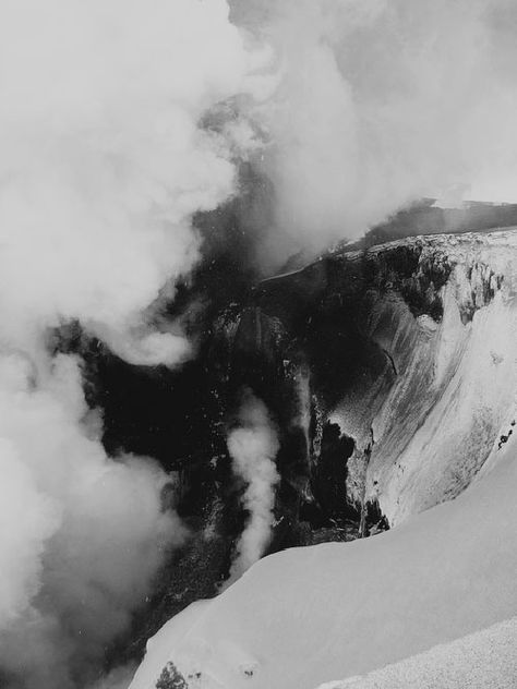 Reinhold Richter. Iceland. volcanic eruption. Africa Nature, Natural Phenomena, Reykjavik, Aphrodite, Amazing Nature, Volcano, Beautiful World, Wonders Of The World, The Great Outdoors