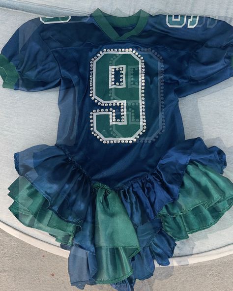 New design is out💙💚 . . #dariaymaria #OMGFashun #celebritystylist #lafashion #losangelesfashion #bloquettecore #jersey #upcycledjerseys Innovative Outfits, Upcycled Jersey, Jersey Outfits, Cute Jersey, Magic Hour, Jersey Outfit, Los Angeles Style, Fashion Project, Fashion Design Sketches