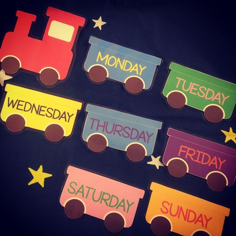 Days Of The Week Arts And Crafts, Diy Days Of The Week, Primary School Decoration Ideas, Teaching Days Of The Week Activities, Weekdays Chart For Preschool, Days Of The Week Decoration, Charts For Kindergarten Classroom, Classroom Charts Preschool, Days Of Week Chart Preschool