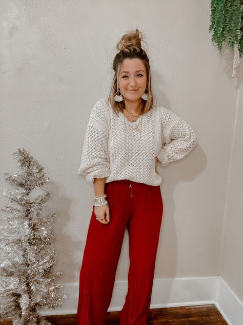 Thanksgiving Boho Outfit, Palazzo Pants With Sweater Outfit, Outfit Ideas Christmas Casual, Holiday Comfy Outfits, Christmas Party Outfits 2025, Boho Pants Outfit Fall, Comfy Christmas Eve Outfits, Bohemian Christmas Outfit, Relaxed Christmas Outfit