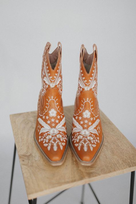 Shoe Inspo, Cow Girl, Shiny Things, Shoe Obsession, Mode Inspiration, Cowgirl Boots, Shoe Game, Mode Outfits, Western Wear