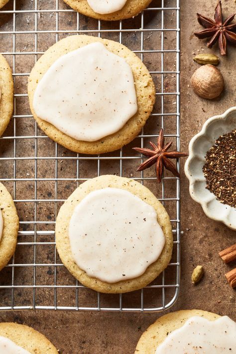 ’Tis the damn season… It’s time to Taylor Swift’s chai sugar cookies! These delicate sugar cookies are infused with the flavor of chai tea and topped with a cinnamon-spice glaze, making them the perfect autumn treat. Chai Sugar Cookies, Chai Spice Cookies, Dairy Free Pumpkin Pie, Vegan Apple Crisp, Cranberry Orange Cookies, Sour Cream Banana Bread, Tis The Damn Season, Soft Cookie Recipe, Fruit Cake Cookies