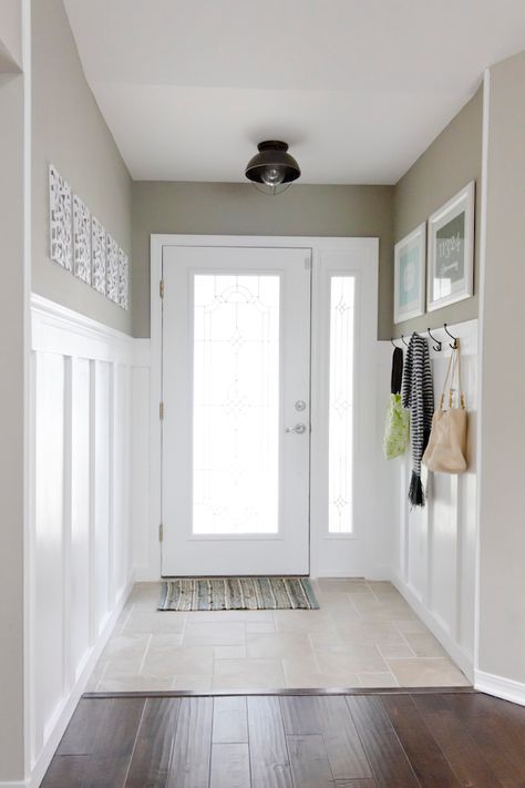 It's A Grandville Life : Narrow Front Entryway Ideas Front Entryway, Entry Hallway, Wallpaper Magazine, Small Entryway, Style Deco, Entry Hall, Black Lamps, Florida Home, New Wall