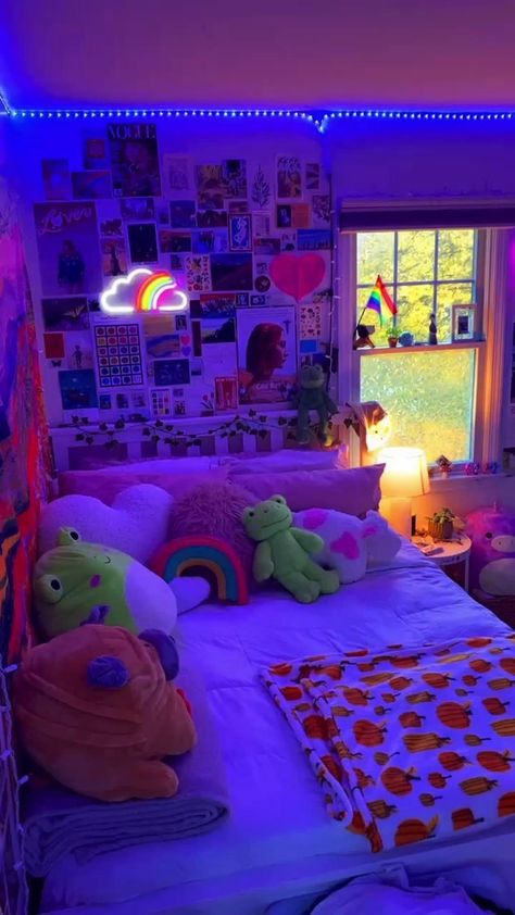 Indie Aesthetic Bedroom Ideas, Bedroom Indie Aesthetic, Bedroom Inspirations Indie Aesthetic, Cute Retro Room Ideas, Room Ideas Kidcore, Lesbian Dorm Room Ideas, Retro Vibes Room, Room Ideas Aesthetic With Squishmallows, Aesthetic Room Ideas Indie