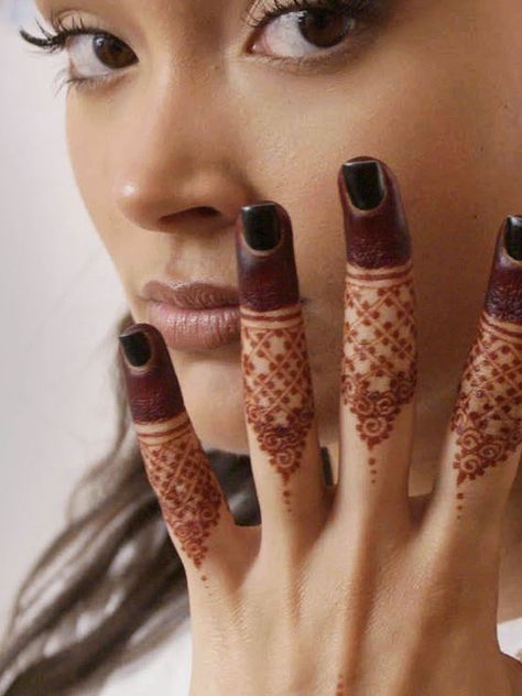 Henna Designs Nails, Joy Crookes Aesthetic, Dr Azra Henna, Henna Face Designs, Henna Fingers Designs, Henna On Fingers, Finger Henna Tattoo, Henna Designs Fingers, Desi Tattoo