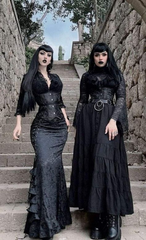 Vintage Goth Aesthetic, Vampire Goth Fashion, Corset Gothic Outfit, Gothic Fits, Gothic Wardrobe, Goth Outfit Inspo, Traditional Goth, Goth Fits, Vampire Dress