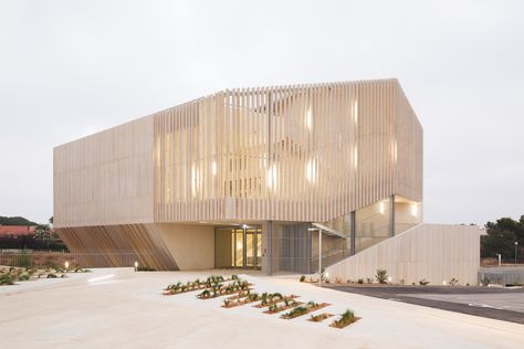 Image 22 of 25 from gallery of Space Guy Môquet / Oeco architectes. Photograph by Kévin Dolmaire External Staircase, Wooden Facade, Smooth Concrete, Youth Hostel, Youth Center, Wood Architecture, Iron Age, Cultural Center, Year 2