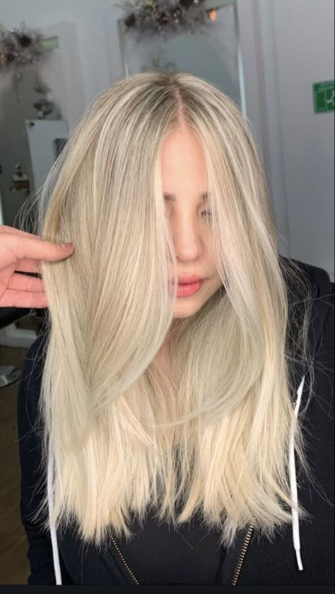 Icy Blonde Pink Hair, Cream Blonde Hair Balayage, Cool Toned Blonde Hair Pale Skin, Super Blonde Balayage, Cream Blonde Hair, Cream Blonde, Blonde Hair Pale Skin, Winter Blonde Hair, Pale Blonde Hair