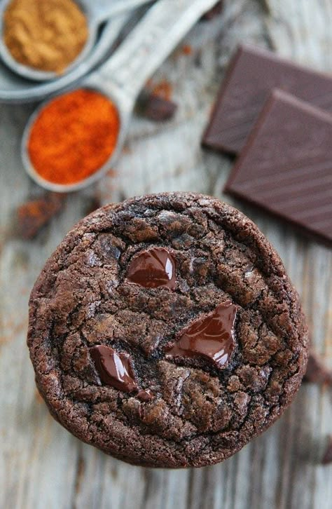 Chocolate cookies with a hint of cinnamon, cayenne pepper, and chunks of dark chocolate chili chocolate! You will love the spicy kick! Chili Chocolate Cookies, Chili Cookies, Chili Chocolate, Mexican Desserts, Spicy Chocolate, Chocolate Chili, Crazy Cookies, Mexican Chocolate, Slow Cooker Desserts