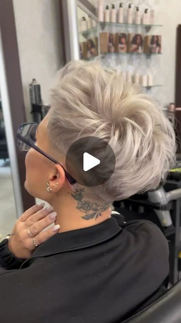 Pixiecut Undercut, Cheveux Courts Funky, Pixie Cut Shaved Sides, Kort Pixie, Short Spiky Haircuts, Short Spiked Hair, Shaved Hair Cuts, Funky Short Hair, Short Hair Pixie Cuts