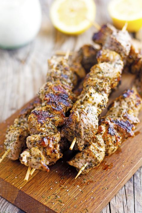 Classic Souvlaki Kebabs Healthy Bbq, Greek Diet, Doner Kebab, Recipe Cookbook, Grill Recipes, Greek Food, Kebabs, Greek Recipes, Cooking Dinner