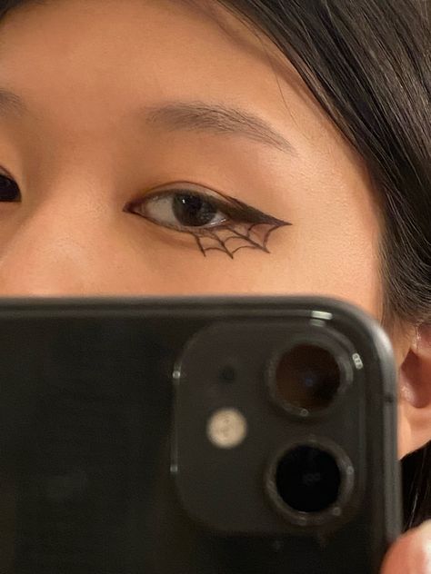 Spiderweb Inspired Fashion, Web Eyeliner Makeup, Witch Makeup Spiderweb, How To Do Spider Web Eyeliner, Webbed Eyeliner, Subtle Spooky Makeup, Web Eyeliner Spider, Halloween Eyeliner Simple, Cool Makeup Looks Creative Eyeliner