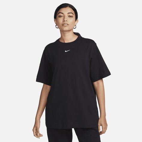 Say hello to your go-to cotton tee. Slightly dropped shoulder seams and a loose fit make it comfortable enough to wear around the house yet elevated enough to wear out in the city. Loose Tshirt, Nike Sportswear Women, Zip Hoodies, Boyfriend T Shirt, Women Essentials, Nike Blazer, T Shirt Vest, Adidas Samba, Vans Old Skool