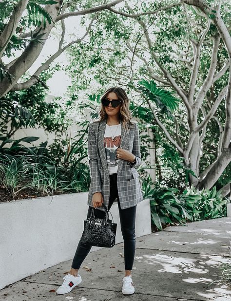 Graphic Tshirt Outfit, Ropa Semi Formal, Outfit Mit Blazer, Estilo Tomboy, Checkered Blazer, Blazer Outfits Casual, Work Wear Outfits, Graphic Tee Outfits, Coat Trends