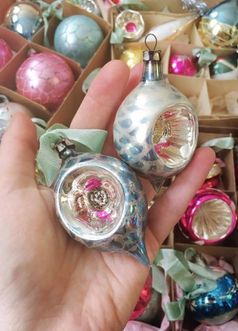 Vintage Christmas ornaments and how to collect them Vintage Christmas Decorations 1950s, Vintage Christmas Decorating, Vintage Christmas Tree Decorations, Victorian Paper, Old Time Christmas, Vintage Inspired Christmas, Shiny Brite Ornaments, Antique Christmas Ornaments, Vintage Christmas Images