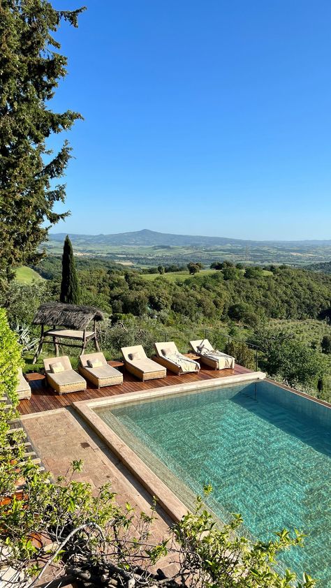 Villa In Tuscany, Tuscany House, Tuscany Home, Backyard Goals, Homes In Italy, Italy House, Tuscany Villa, Dream Mansion, Tuscan Villa