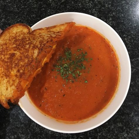 [Homemade] Roasted red pepper & tomato soup and a grilled cheese. Red Pepper Tomato Soup, Soup Aesthetic, Red Pepper And Tomato Soup, Tomato Soup Grilled Cheese, Grilled Cheese And Tomato Soup, Sick Food, Grilled Cheese With Tomato, Cheese And Tomato, Cheese Food