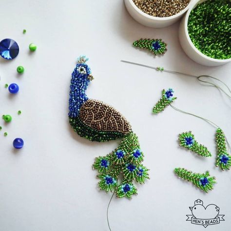 Facet Jewelry Box on Instagram: “Peacock perfection. 🦚 Repost via @hensbeads ⠀ •⠀ •⠀ •⠀ •⠀ •⠀ #peacock #seedbeads #art #handmade #handmadejewelry #jewelrygram #jewellery…” Brownsea Island, Bead Brooch, Peacock Jewelry, Barbie Miniatures, Mini Market, Diy Bead Embroidery, Beaded Art, Beads Embroidery, Brooch Diy