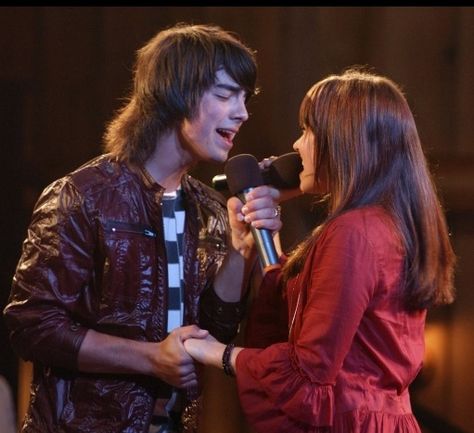 Mitchie and Shane in Camp Rock! Old Disney Channel Movies, Demi And Joe, Shane Gray, Disney Viejo, Old Disney Movies, Disney Channel Movies, Old Disney Channel, Jonas Brother, Teens Movies