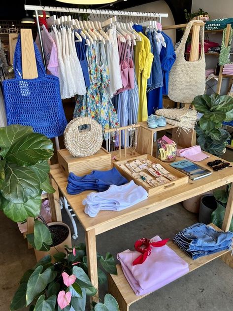 Small Clothing Store Interior, Clothing Booth Display, Clothing Boutique Decor, Flea Market Display Ideas, Garage Sale Tips, Farmers Market Display, Stand Feria, Craft Market Display, Clothing Store Interior