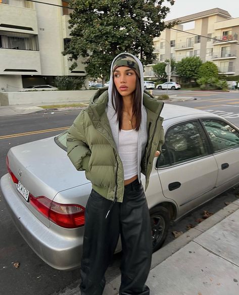 Big Jackets Outfits, Women Streetwear Outfits Winter, Winter Fit Streetwear, Winter Outfits Aesthetic Streetwear, Streetwear Cold Weather, Light Blue Outfit Winter, Chicago Cold Weather Outfits, Grey Beanie Outfit Aesthetic, Green Ny Hat Outfit