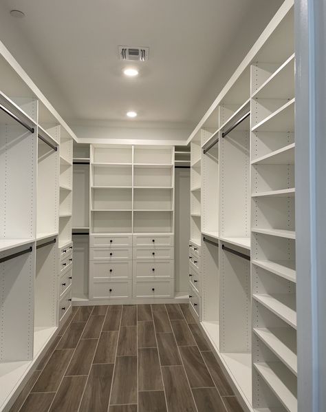 Walk In Closet Layout, Diy Walk In Closet, Walk In Closet Small, Organizing Walk In Closet, Closet Idea, Master Closet Design, House Closet, Ideas Baños, Closet Planning