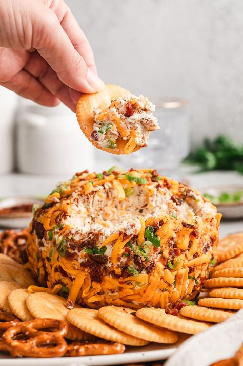 Bacon Ranch Cheese Ball, Ranch Cheese Ball, Summer Picnic Food, Ball Recipes, How To Make Bacon, Easy Bacon, Easy Cheese, Cheese Ball Recipes, Cheese Bites