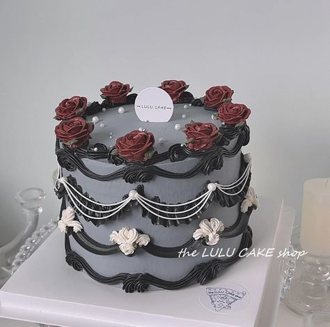 Black Bday Cake Ideas, Dark Aesthetic Cake Ideas, Gothic Birthday Cakes Dark, Black Birthday Cake Aesthetic Vintage, Grunge Cake Ideas, Emo Cake Ideas, Y2k Cakes Birthday, Dark Vintage Cake, Birthday Cake Grunge