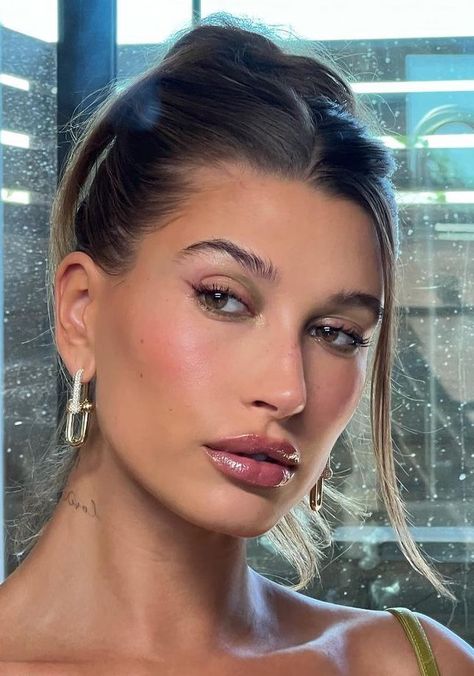 Hailey Bieber Glam, Hailey Bieber Makeup Looks, Hailey Baldwin Makeup, Eyeliner Smokey, 90s Makeup Look, Celebrity Yearbook Photos, Wedding Hairstyles And Makeup, Celebrity Yearbook, Runway Hair