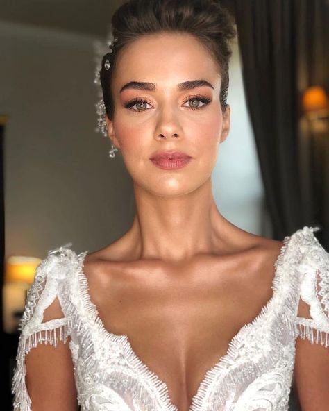 Bensu Soral was born in 23 March 1991 in Inegol, Bursa. She is the sister of Turkish actress Hande Soral. She has a twin brother named Bedirhan Glam Bride Makeup, Glam Wedding Makeup, Glam Bride, Turkish Beauty, Bride Makeup, Fall Hair Colors, Wedding Hair And Makeup, Wedding Beauty, Up Girl