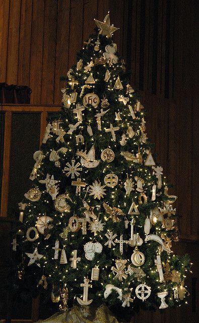 Chrismon Tree by Scott Schram, via Flickr on K Basi's blog, "So Much to Say, So Little Time". Chrismon Tree, Chrismon Patterns, Chrismon Ornaments, Christian Christmas Decorations, Church Christmas Decorations, Christian Ornaments, Thanksgiving Weekend, Life Of Christ, Write A Book